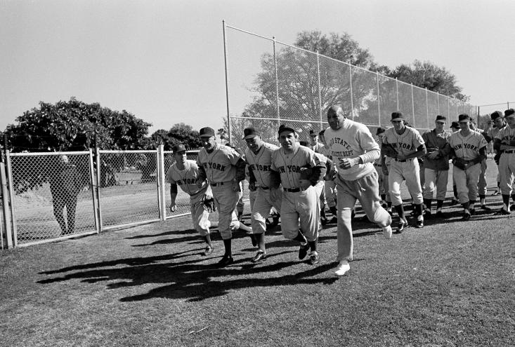 بدأ New York Mets تدريبهم في الربيع في 27 فبراير 1965 مع بطل الأوليمبي السابق جيسي أوينز الذي يقود الحزمة في تمرين جاري. تم إشراك أوينز لتسريع Mets من خلال Sprints و Palisthenics. من اليسار مدربون وارن سبان. دون هيفنر كان Westrum و Jesse Owens يرتدي زي جامعة ولاية أوهايو.