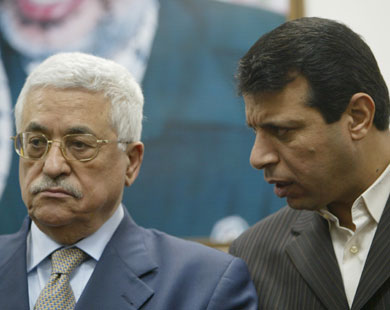 "المفصولون من فتح".. ما الذي أجبر عباس على العودة خطوة للوراء؟ 1 الرئيس الفلسطيني محمود عباس (يسار) ومحمد دحلان (يمين) خلال مؤتمر صحفي في مدينة غزة، في وقت متأخر من يوم الخميس 15 فبراير 2007.