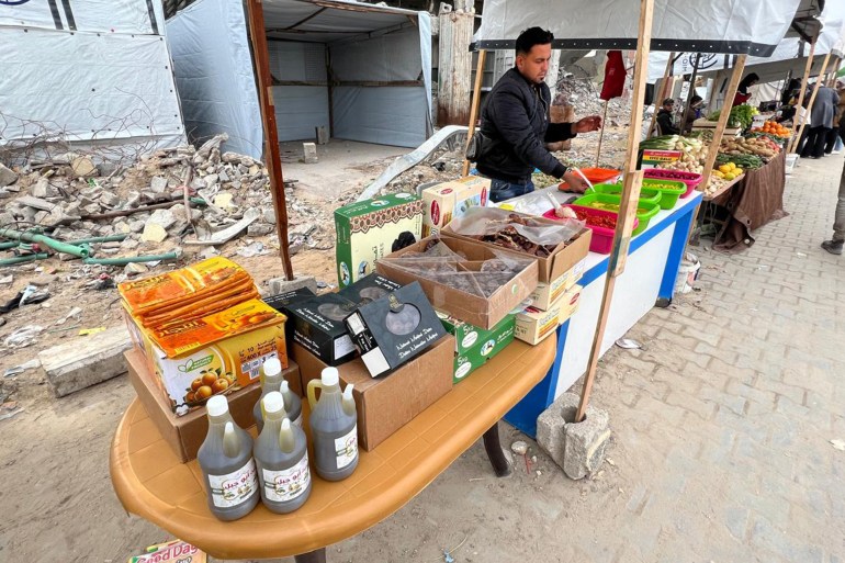 البائع أبو وسام: بضائع رمضان أصبحت كماليات لا يستطيع السكان شراءها