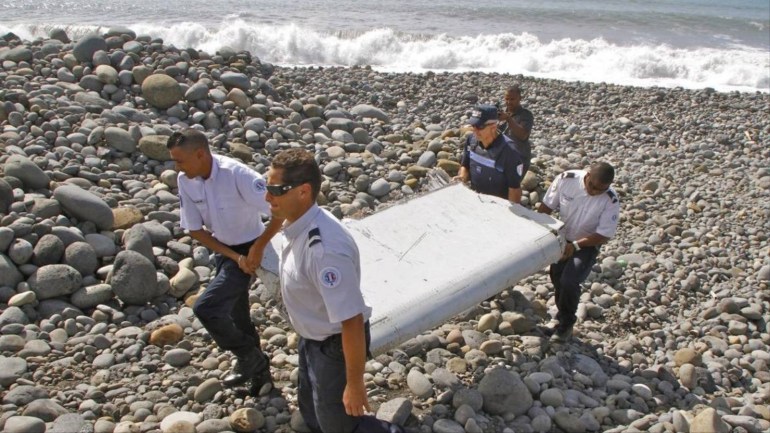 قطعة من جناح الطائرة عثر عليها في جزيرة رييونيون الفرنسية في الممحيط الهندي في مارس/آذار 2016 للرحلة أم أتش 370 الماليزية