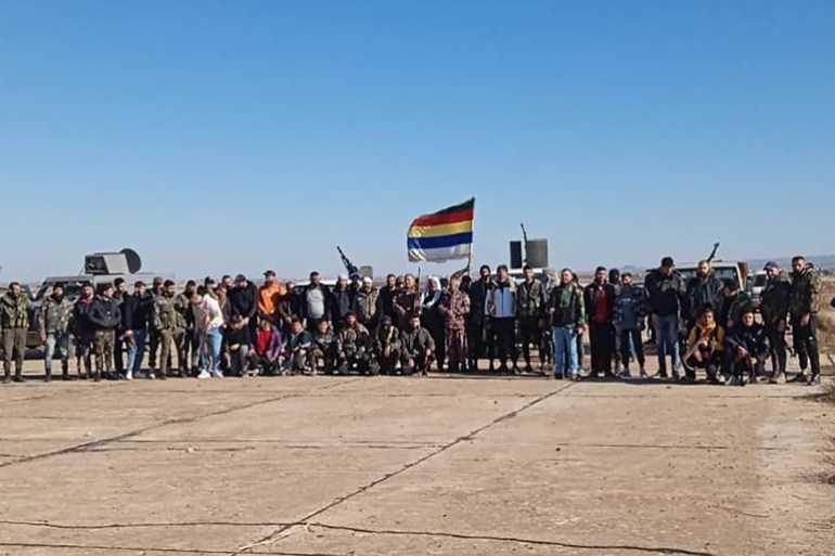 جدل بشأن وثيقة التفاهم الموقعة بين السويداء ودمشق 1 فصيل مسلح في السويداء وهو يتدرب في مطار الثعلة (الجزيرة)