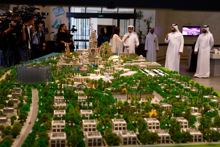 مؤسسة ترامب توقع أول اتفاق تطوير عقاري في قطر 1 A model of the proposed development deal is displayed ahead of the signing ceremony between the Trump Organization and Qatar's Diar and Dar Global in Doha on April 30, 2025. The Trump Organization signed on April 30, its first development deal in Qatar to build a golf course and residential villas near the capital Doha, real estate firm Qatari Diar said. The 18-hole Trump International Golf Course and Trump Villas are to be constructed as part of a major government-backed development scheme unveiled last year, the Simaisma Project, which will also include a theme park and a marina. (Photo by Karim JAAFAR / AFP)