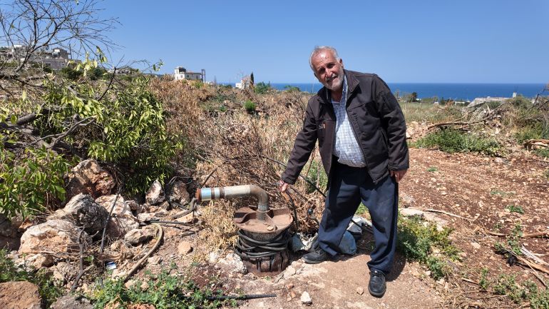 شاهد.. تفاقم أزمة المياه في الجنوب اللبناني 1 وفيق سبليني متفقدا مضخة بستانه المجرّفة في بلدته الناقورة (الجزيرة)