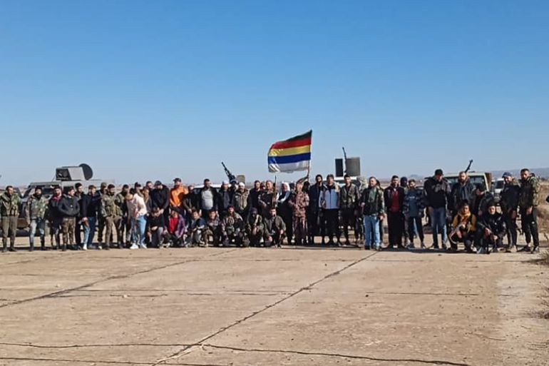 ماذا يريد الدروز في سوريا؟ 1 فصيل مسلح في السويداء وهو يتدرب في مطار الثعلة (الجزيرة)