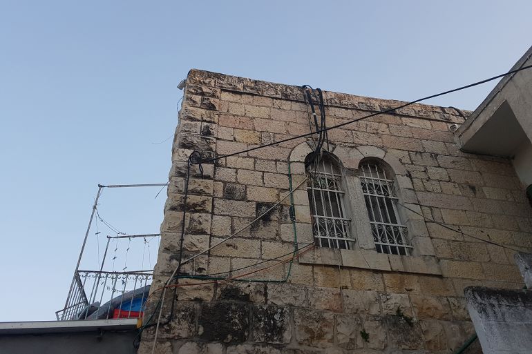 هكذا قُسمت بلدة بيت صفافا بالقدس إبان النكبة 1 1-أسيل جندي، بيت صفافا، القدس، منزل عائلة عليان الذي اتخذه الجيش الأردني مقرا له خلال حكمه لقسم من القرية(الجزيرة نت)