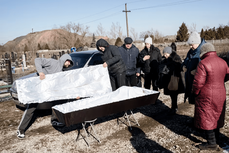 "تجارة الجنازات".. الفساد يلاحق قتلى الحرب في أوكرانيا 1 his funeral in Dnipro, Ukraine. (the wall street journal)