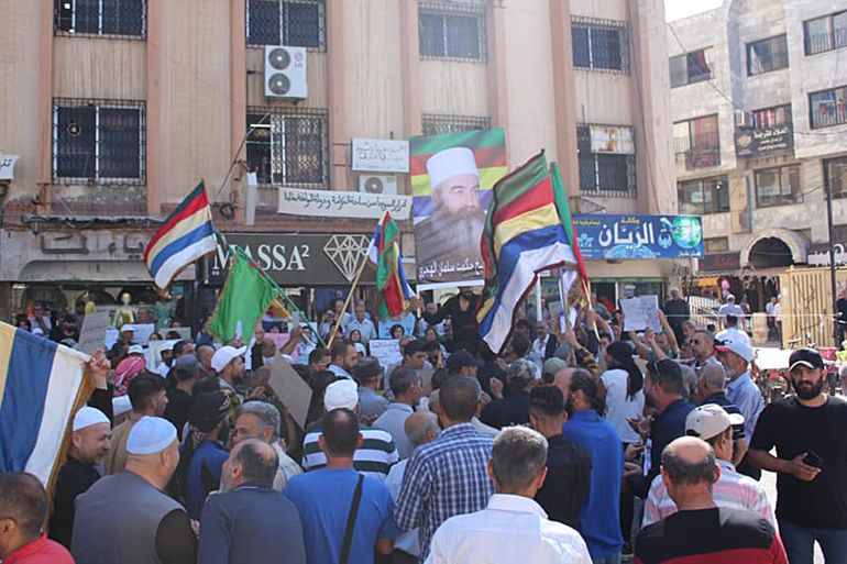 أحداث السويداء تكشف عن علاقة قسد بتشكيلات درزية مسلحة 2 مظاهرات السويداء اليوم