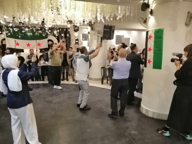 ضحايا العنف الطائفي بالذاكرة.. مبادرة سورية للسلام من جرمانا 2 جانب من احتفال بسيط في بداية النقاش_الجزيرة نت