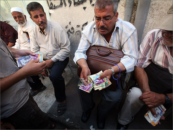 مطلب إلغاء ورقة الـ200 شيكل.. ضربة لاقتصاد غزة أم للدولة العميقة؟ 2 epa01852340 Palestinian money-changers seen at the currency market area of Gaza City, Gaza Strip on 08 September 2009. There is no official currency in the Palestinian Territories as Israel refused to allow Palestinians to have their own currency when an economic agreement was signed between Israel and the Palestine Liberation Organization (PLO) in 1994. The Israeli shekel, which is most commonly used, has almost disappeared since Hamas took control of the Gaza Strip in 2007. EPA/ALI ALI