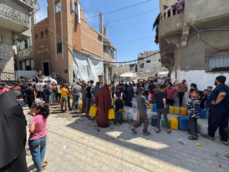 التعطيش وسيلة من وسائل الاحتلال لتهجير أهالي غزة 1 اصطفاف مواطنين بغزة على طوابير المياه / خاصة