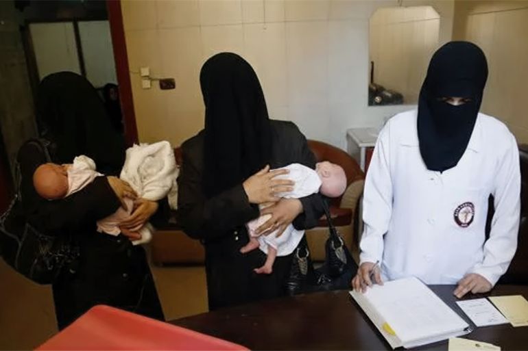 مواطنون بلا أوراق.. غياب مؤسسات مدنية يهدد أجيالا شرقي سوريا 1 TOPSHOT - A veiled nurse gives childcare instructions to new mothers at a maternity clinic in the rebel-held town of Douma, on the outskirts of the capital Damascus, as a part of an awareness campaign by the Syrian American Medical Society (SAMS), on June 15, 2017. / AFP PHOTO / ABDULMONAM EASSA (Photo credit should read ABDULMONAM EASSA/AFP via Getty Images)