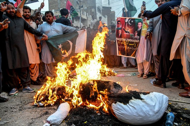 هل أنقذت إدارة ترامب العالم من كارثة نووية بين الهند وباكستان؟ 13 Pakistan Peoples Party (PPP) activists burn an effigy of India's Prime Minister Narendra Modi during an anti-India protest in Larkana, Sindh province, on May 8, 2025.