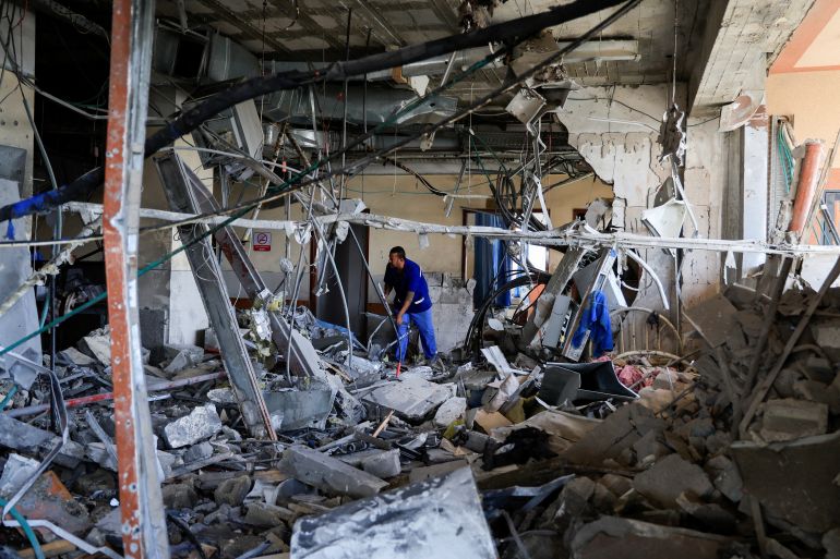 بالصور.. مستشفى ناصر الطبي يُقصف بمرضاه 1 A person inspects Nasser Hospital a part of which was damaged in the aftermath of an Israeli strike, according to Gaza Health Ministry, in Khan Younis, in the southern Gaza Strip, May 13, 2025. REUTERS/Hatem Khaled TPX IMAGES OF THE DAY
