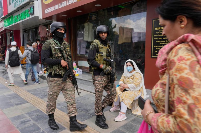 الهند وباكستان بين التهدئة الظاهرة والانفجار المعلق 1 Indian soldiers guard after India and Pakistan reported no incidents of firing overnight, in Srinagar, Indian controlled Kashmir Monday, May 12, 2025. (AP Photo/Mukhtar Khan)