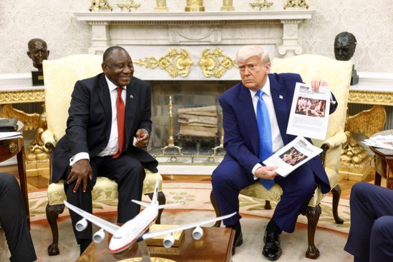 صحيفتان أميركيتان: ترامب سعى لإذلال رئيس جنوب أفريقيا 2 epa12123467 US President Donald Trump (R) holds up news articles related to violence in South Africa during a meeting with South Africa’s President Cyril Ramaphosa (L), in the Oval Office of the White House in Washington, DC, USA, 21 May 2025. Ramaphosa’s visit comes one week after Trump claimed there is an on-going genocide in South Africa and granted refugee status to 59 Afrikaners. EPA-EFE/JIM LO SCALZO