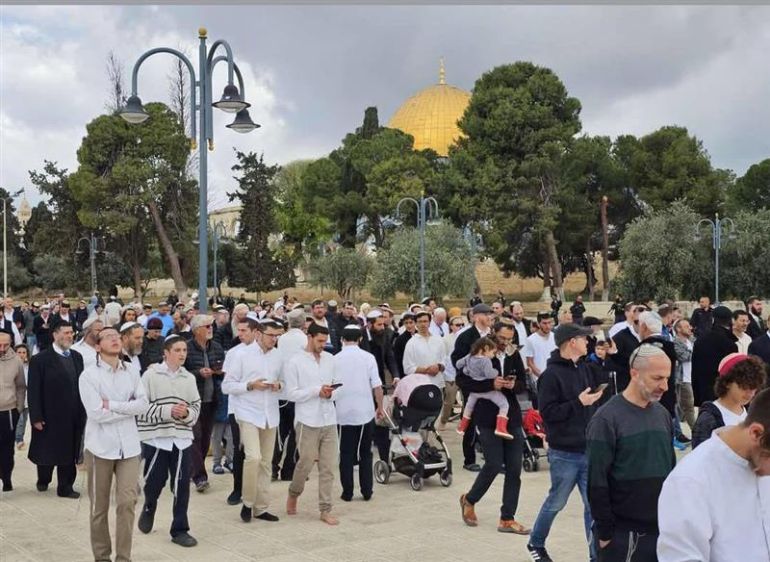 إسرائيل تختبر الصمت العربي والأقصى في خطر 2 أعداد كبيرة من المستوطنين خلال اقتحام عيد الفصح اليهودي، المسجد الأقصى، القدس، أبريل 2025، المصدر: مواقع التواصل الاجتماعي