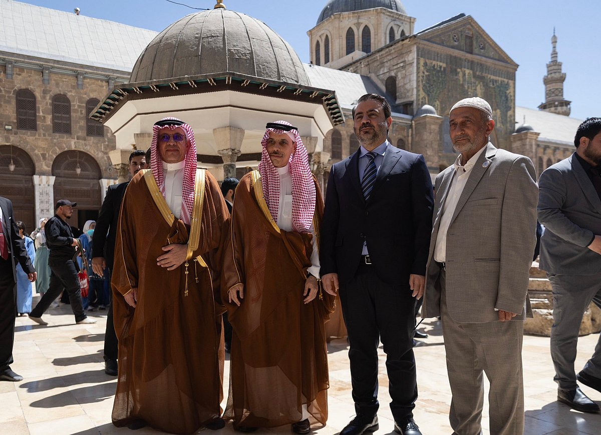 بالفيديو.. وزير الخارجية السعودي يؤمّ المصلين بالجامع الأموي الكبير في دمشق 1