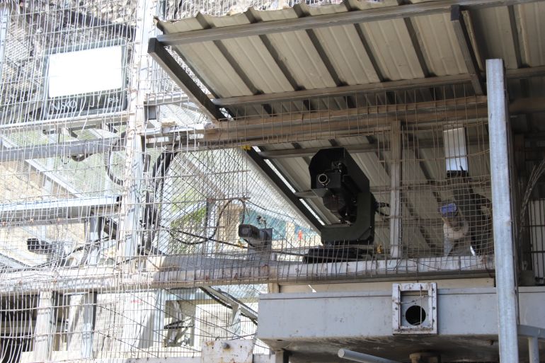 بهذه القيود يخنق الاحتلال فلسطينيي الضفة 3 فلسطين-الخليل-بندقية آلية مثبتة بمدخل شارع الشهداء