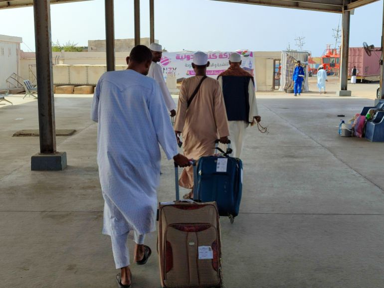 قوافل حجاج السودان تشق طريقها إلى مكة رغم الحرب 3 حجاج سودانيين متوجهين نحو الباخرة.