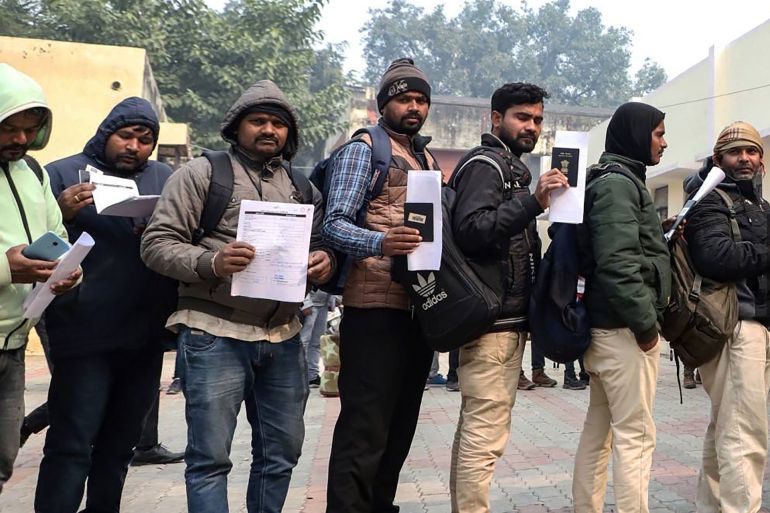 إسرائيل وكشمير.. خيوط العلاقة بين الصهيونية واليمين الهندوسي 3 Indian workers align to submit registration forms as they seek employment in Israel during a recruitment drive at the Industrial Training Institute (ITI) in Lucknow, capital of India's Uttar Pradesh state on January 25, 2024. - Long lines of Indians queued on January 25, applying for jobs in Israel as recruiters seek to plug employment gaps with the conflict against Hamas in Gaza. (Photo by Naeem ANSARI / AFP)
