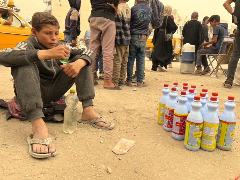 يتكبدون مسؤوليات جسام.. أطفال غزة كبروا قبل الأوان 2 عبد الله عمارة يبيع الكلور لمساعدة أسرته النازحة من حي الشعف شرقي غزة