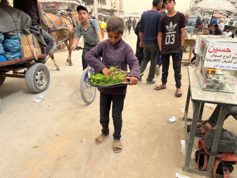 يتكبدون مسؤوليات جسام.. أطفال غزة كبروا قبل الأوان 1 ينتشر الباعة الأطفال في كل مكان حيث تعتمد عليهم عائلاتهم في سد احتياجاتهم اليومية من الطعام والشراب