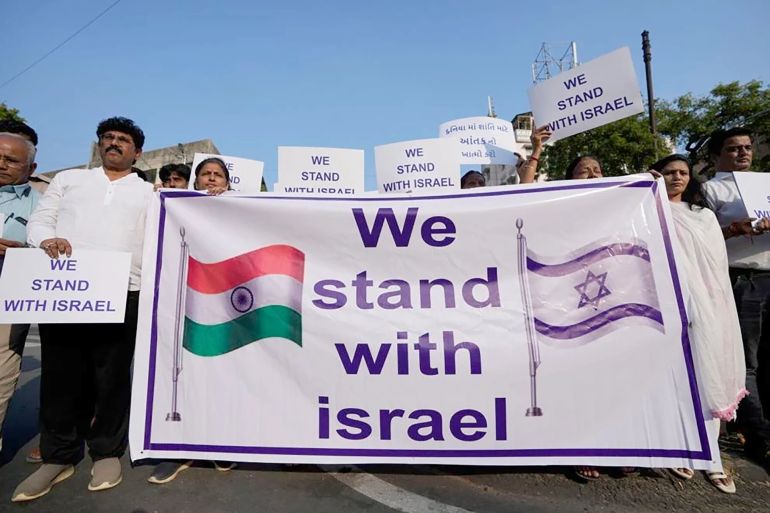إسرائيل وكشمير.. خيوط العلاقة بين الصهيونية واليمين الهندوسي 4 People hold placards and a banner in solidarity with Israel in Ahmedabad, India, Oct. 16, 2023. Credit: AP Photo/Ajit Solanki