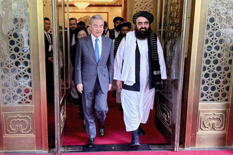 هل تنجح الصين في الوساطة بين باكستان وأفغانستان؟ 2 https://x.com/HafizZiaAhmad/status/1925088533108097086?t=a6o-19q4EMWvJ7vQ0GfUBw&s=19 التقى وزير الخارجية مولوي أمير خان متقي مع وزير خارجية جمهورية الصين الشعبية السيد وانغ يي في بكين اليوم. وبحث الجانبان خلال اللقاء العلاقات الثنائية والتعاون الاقتصادي. قال وزير الخارجية الأفغاني إن الصين تعد أحد أهم الشركاء الاقتصاديين لأفغانستان.