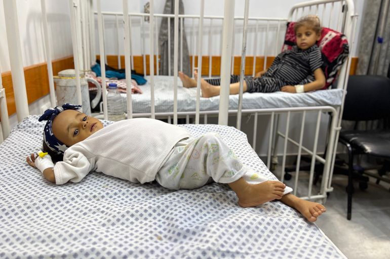 إلى أين وصل الجوع بأطفال غزة؟ 1 أطفال المبيتين في قسم سوء التغذية بمستشفى أصدقاء المريض في مدينة غزة