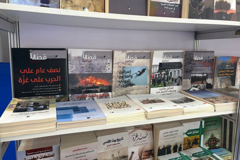 تراث متجذر وهوية لا تغيب.. معرض الدوحة للكتاب يحتفي بفلسطين 1 بعض الإصدارات تناقش الحرب الإسرائيلية على غزة (الجزيرة)