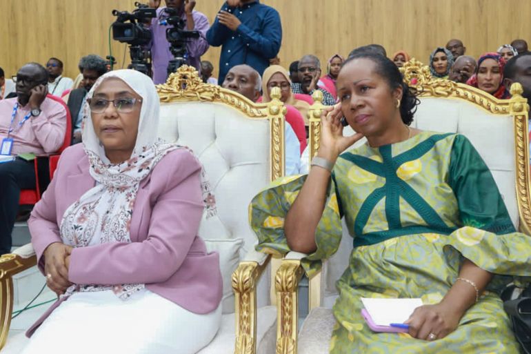 توجّهات حكومية جديدة للمساعدات الإنسانية في السودان 1 المنسق المقيم للأمم المتحدة للشؤون الإنسانية/ كلمنتين نكويتا سلامي/ على اليمين ترتدي أخضر / سونا / مصرح للنشر.