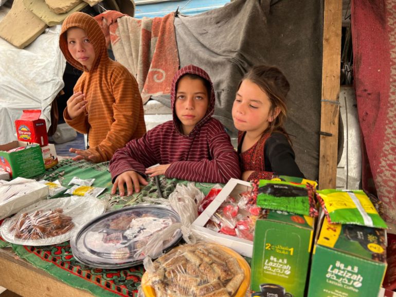 يتكبدون مسؤوليات جسام.. أطفال غزة كبروا قبل الأوان 4 دنيا معروف تبيع حاجيات بسيطة أمام خيمتها بهدف مساعدة أسرتها النازحة