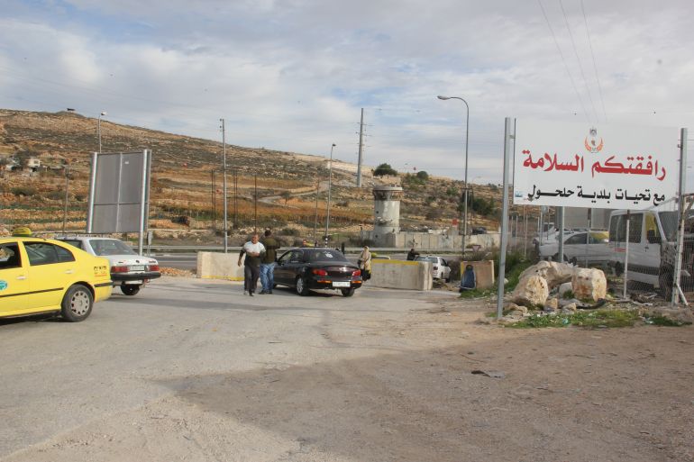 بهذه القيود يخنق الاحتلال فلسطينيي الضفة 4 8-فلسطين-الخليل0مكعبات إسمنتية تغلق طريقا يؤدي إلى شارع 60الذي يربط شمال الضفة بجنوبها (الجزيرة نت)