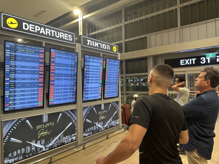 هل الفشل أميركي؟.. صاروخ يمني يقلب الصورة 1 TEL AVIV, ISRAEL - OCTOBER 8: People look at the board showing departure schedules at Ben Gurion Airport, Israel's only international airport, after many flights from abroad are cancelled due to the attacks launched by Palestinian factions in Tel Aviv, Israel on October 8, 2023. ( Turgut Alp Boyraz - Anadolu Agency )