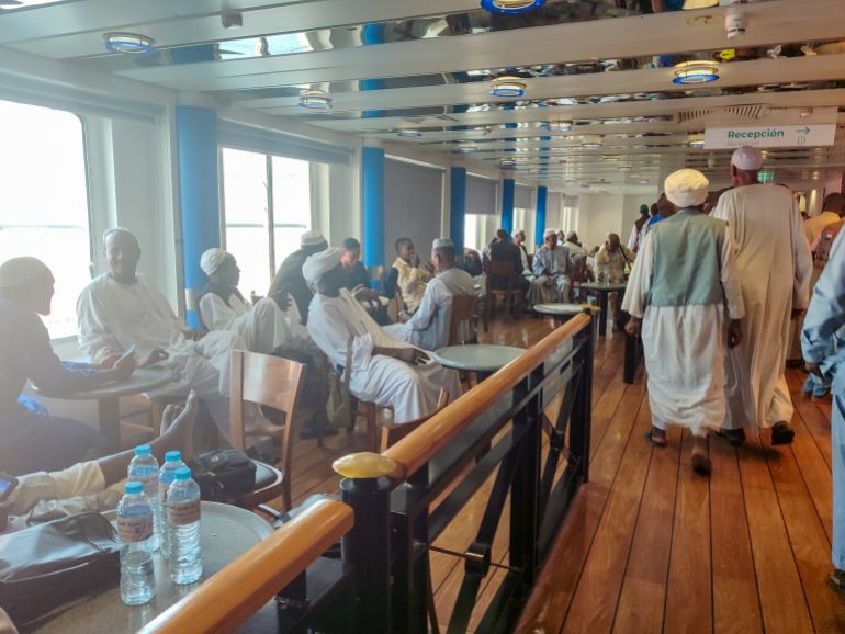 قوافل حجاج السودان تشق طريقها إلى مكة رغم الحرب 2 9.حجاج سودانيين داخل الباخرة المتوجهة للأراضي المقدسة.