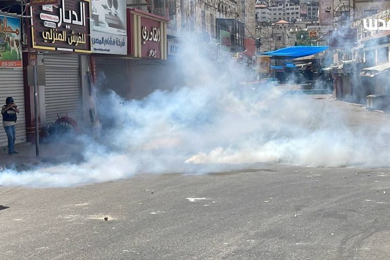 شاهد.. الاحتلال يقتحم مدن الضفة وينهب محال الصرافة والذهب 1 لحظة إطلاق قوات الاحتلال قنابل الغاز بكثافة تجاه الصحفيين قبل انسحابها من وسط مدينة نابلس.