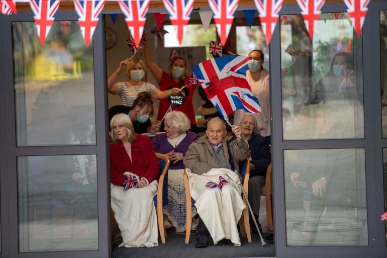 خطة ستارمر.. حتى لا تتحول بريطانيا إلى جزيرة للغرباء 1 Residents wait to greet Britain's Catherine, Duchess of Cambridge and Britain's Prince William, Duke of Cambridge as they visit Cleve Court Care Home in Bath in south west England to pay tribute to the efforts of care home staff throughout the COVID-19 pandemic, on December 8, 2020, on the final day of engagements on their tour of the UK. During their trip, their Royal Highnesses hope to pay tribute to individuals, organisations and initiatives across the country that have gone above and beyond to support their local communities this year. (Photo by Paul Grover / POOL / AFP)