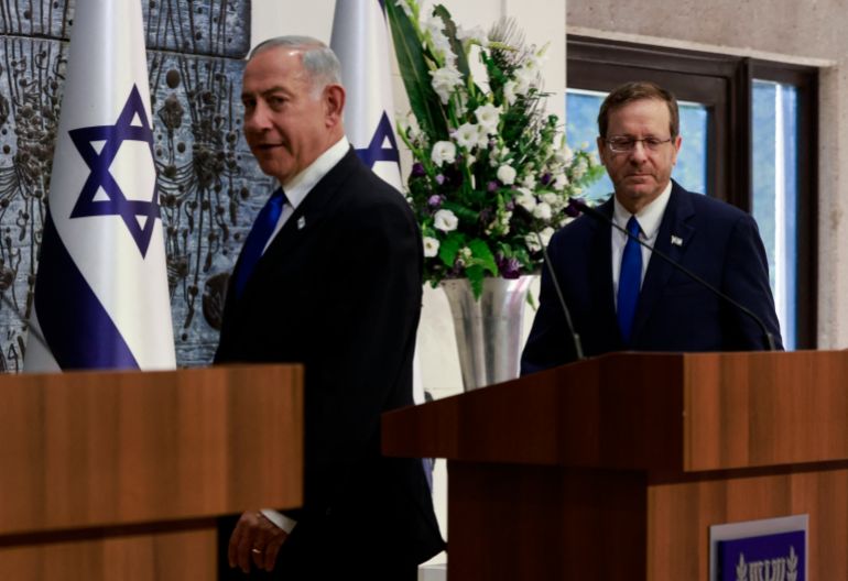 الاستجواب المضاد.. نتنياهو يواجه السجن أو العزل أو التعذر 2 Israel's President Isaac Herzog (R) and Likud party Chairman Benjamin Netanyahu arrive to deliver a statemet in Jerusalem, on November 13, 2022. Hezog formally designated Benjamin Netanyahu to form a government, a victory for the former veteran prime minister who had vowed to return to power. (Photo by Menahem KAHANA / AFP)