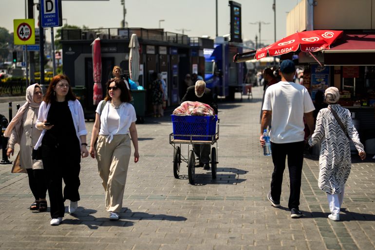 أردوغان دق ناقوس الخطر.. لماذا لا تثمر سياسة التحفيز السكاني بتركيا؟ 1 An elderly man pushes a wheels carte in a street market in Eminonu commercial district in Istanbul, Turkey, Thursday, July 20, 2023. Turkey's central bank raised its key interest rate on Thursday July 20, 2023 to 17.5% in a further sign of commitment to orthodox economic policy following elections in May. (AP Photo/Khalil Hamra)