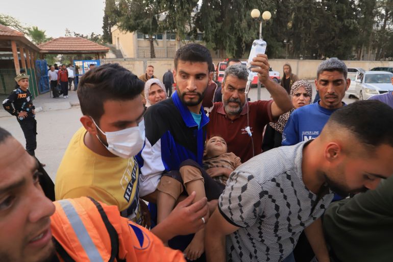 جراح بريطاني متطوع: لا سابق ولا مثيل للمعاناة في غزة 1 Palestinians evacuate patients from the European hospital in Khan Younis, Gaza, after it was hit by an Israeli army airstrike, Tuesday, May 13, 2025. The Israeli military said it had carried out a strike targeting what it said was a Hamas "command and control center" located beneath the hospital. (AP Photo/Mariam Dagga)