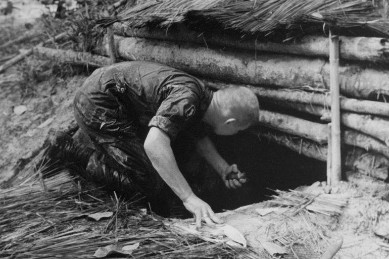 مراحل عشر قادت فيتنام إلى عملية "الريح المتكررة" 3 Vietnam War Civilians Evacuate Villagers evacuate An Hoa as a battle raged between the Viet Cong and U.S. Marines who had made an amphibious landing on the island, July 9, 1965. The Marines defeated the Communist forces that had previously engaged South Vietnamese troops there. (AP Photo)