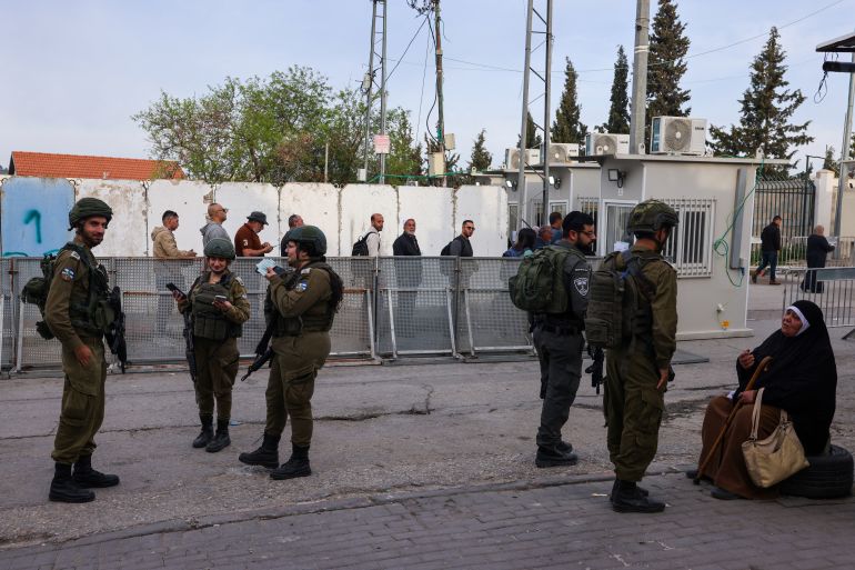 بهذه القيود يخنق الاحتلال فلسطينيي الضفة 2 Palestinian Muslims wait at an Israeli checkpoint in Bethlehem, in the occupied West Bank, on March 14, 2025, to go to the Al-Aqsa Mosque compound in east Jerusalem for Friday prayers during the holy fasting month of Ramadan. (Photo by Hazem BADER / AFP)