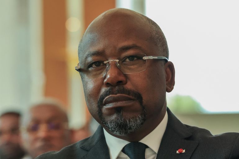 العدل الدولية تحكم لصالح غينيا الاستوائية في جزر متنازع عليها مع الغابون 1 Gabon's former prime minister, Alain Claude Bilie-By-Nze looks on before General Brice Oligui Nguema (unseen) is sworn in as Gabon's transitional president in Libreville on September 4, 2023. (Photo by AFP)