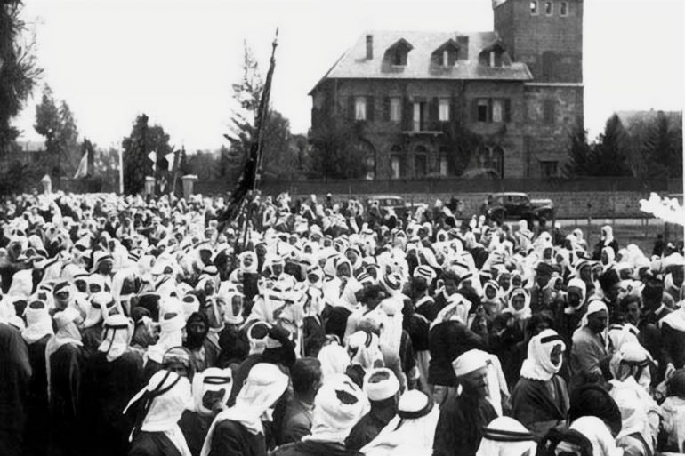 سلطان باشا الأطرش.. الزعيم الدرزي الذي واجه الاحتلال 4 Druze warriors preparing to go to battle with Sultan Pasha al-Atrash in 1925. Date 1925 Source http://www.syrianhistory.com/photos/116.jpg