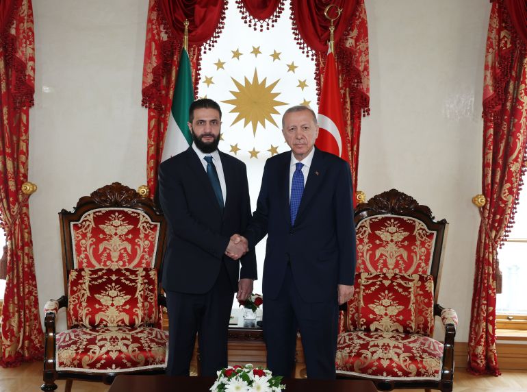 ما دلالات زيارة الشرع المفاجئة إلى تركيا؟ 1 أكد الرئيس التركي رجب طيب أردوغان لنظيره السوري أحمد الشرع، أن احتلال إسرائيل وعدوانها على الأراضي السورية أمر غير مقبول، وأن أنقرة ستواصل معارضته على جميع المنصات. جاء ذلك خلال لقاء جرى بينهما، السبت، في مكتب الرئاسة بقصر دولما بهتشة بإسطنبول، بحسب بيان نشرته دائرة الاتصال في الرئاسة التركية. ( TCCB / Mustafa Kamacı - وكالة الأناضول )