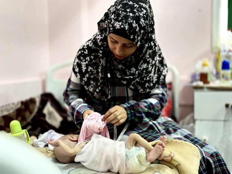 رضيعة فلسطينية تموت جوعا بين ذراعي أمها في غزة المحاصرة 1