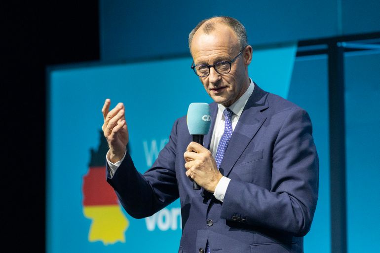 البرلمان الألماني يفشل في اختيار مستشار جديد 1 BERLIN, GERMANY - FEBRUARY 20: Friedrich Merz, chancellor candidate of Germany's Christian Democrats (CDU/CSU), speaks to voters during an election campaign tour stop on February 20, 2025 in Berlin, Germany. Merz is currently leading in polls ahead of snap federal parliamentary elections scheduled for February 23. (Photo by Maja Hitij/Getty Images)