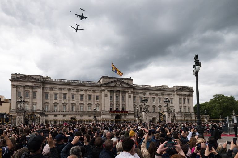 بالصور.. روسيا وأوروبا تحييان ذكرى الانتصار على النازية 6 LONDON, UNITED KINGDOM - MAY 05, 2025: Crowds gather outside Buckingham Palace to watch a fly-past by the Royal Air Force Voyager and A400M Atlas during 80th anniversary of VE Day celebrations in London, United Kingdom on May 05, 2025. Victory in Europe Day is the day celebrating Germany's unconditional surrender of its armed forces on Tuesday, 8 May 1945 towards the end of World War II. (Photo credit should read Wiktor Szymanowicz/Future Publishing via Getty Images)