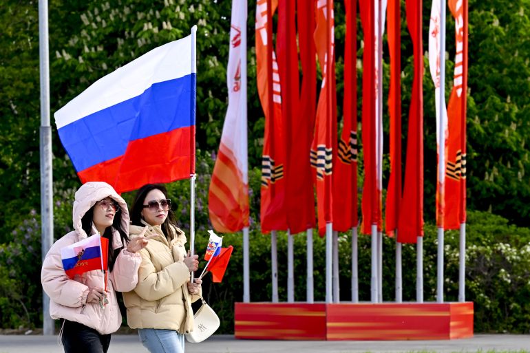 بالصور.. روسيا وأوروبا تحييان ذكرى الانتصار على النازية 8 MOSCOW, RUSSIA - MAY 7: Chinese people follow the last rehearsal of Victory Day military parade marking the 80th anniversary of the victory over Nazi Germany in World War II, at Red Square in Moscow, Russia on May 7, 2025. (Photo by Sefa Karacan/Anadolu via Getty Images)