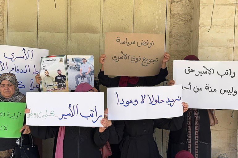 وقف مخصصات الأسرى.. طوق نجاة أم انقلاب على ثابت فلسطيني؟ 1 أهالي الأسرى في جنين يعتصمون أمام مقر هيئة شؤون الأسرى والمحررين للمطالبة بإعادة السلطة لرواتب أبنائهم شبكة قدس الإخبارية @qudsn